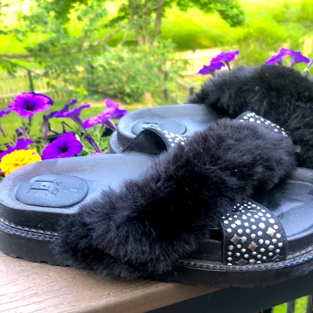 Style: Studs *  Joes Jeans Faux Fur Studded Slides *Size 6* Black